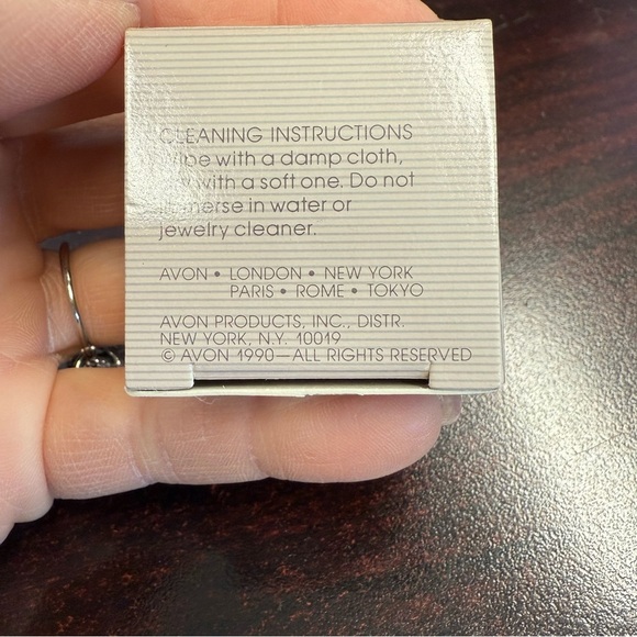 Avon “Silvery Sands” Silver and Cream Statement Ring size 9 NIB 1990 vintage - Picture 2 of 5